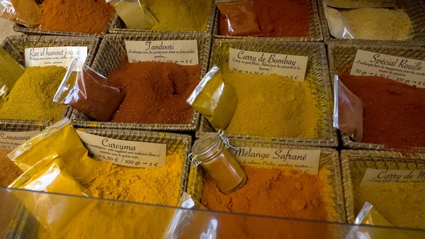 Geniş ürün yelpazesine farklı çeşniler, otlar ve baharatlar etnik Shop, Pazar