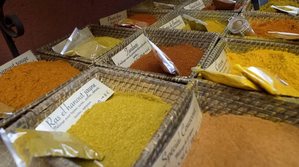 Oryantal geleneksel baharat ve otlar, baharat deposu, yerel pazar hazır ambalajlı