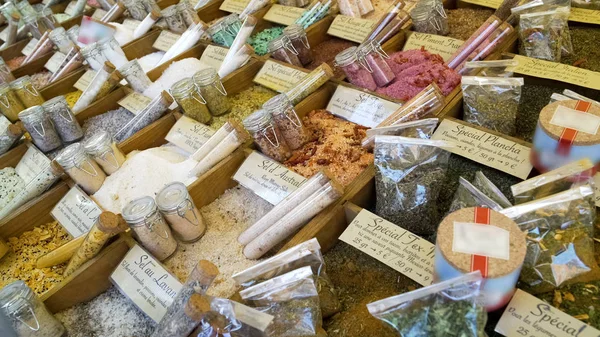 Farklı baharatlar ve özel şişelerde, Doğu mutfağı gerçek connoisseurs tuzları
