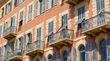 Konut kompleksi windows ve güneşli gün, kentsel mimari kapalı balkon