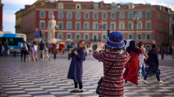 Touristin Fotografiert Freundin Der Nähe Von Sonnenbrunnen Massena Platz — Stockfoto