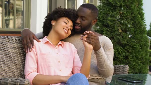 Linda Pareja Afro Americana Relajándose Cafetería Aire Libre Abrazando Hablando — Vídeo de stock