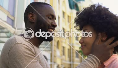 Afrika adam çift sürtüyor, açık tarihi seven kız, sarılma gülümseyen