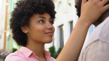 Sevgi dolu kız sarılma erkek dışında ihale ilişkiler, aşk yakınlık