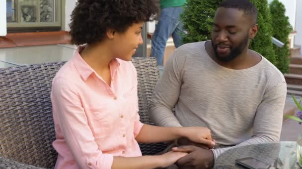 Feliz Casal Africano Durante Encontro Romântico Café Recém Casados Mãos — Vídeo de Stock