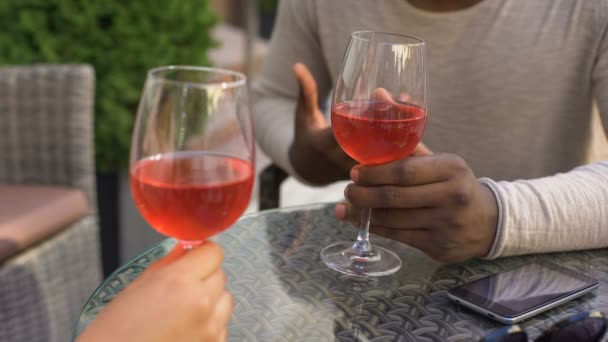 黒人女性ワイン チリンとメガネには ガール フレンドと記念日を祝う — ストック動画