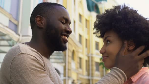 Úsměvem Africké Člověka Objímání Přítelkyně Milující Pár Přitulená Venkovní Datum — Stock video