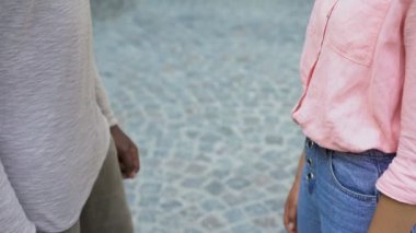 Sevgiliyi eller, duygularını ifade, sevgi ve güven katılmadan