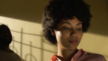 Şefkatli koca arayan çocuk, mutlu aile evde, hassasiyet karısı sarılma