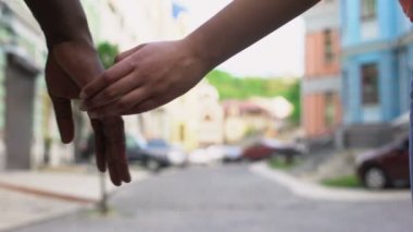 Mutlu çift el ele birlikte, seyahat, şehirde yürüyüş açık tarihi