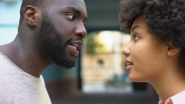 Joven Pareja Afroamericana Discutiendo Aire Libre Malentendido Cónyuge Celoso — Vídeo de stock