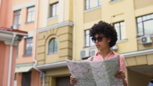 Bastante Mujer Turista Buscando Mapa Busca Lugares Interés Ciudad Viajes — Vídeos de Stock