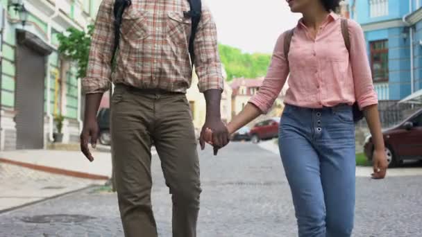 Pareja Joven Caminando Mano Recién Casados Vacaciones Ocio Activo Turismo — Vídeos de Stock