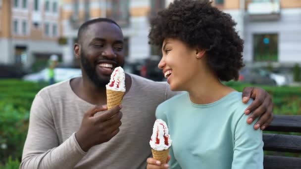 Citas Pareja Comiendo Helado Sentado Banco Ciudad Divirtiéndose Juntos Amor — Vídeos de Stock