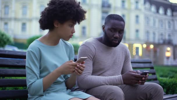 Novia Novio Charlando Sus Teléfonos Inteligentes Sentado Banco Ignorar — Vídeo de stock