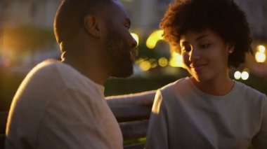 Şirin Afro-Amerikan kadın ilişki birlikte güvenen erkek arkadaşıyla sarılma
