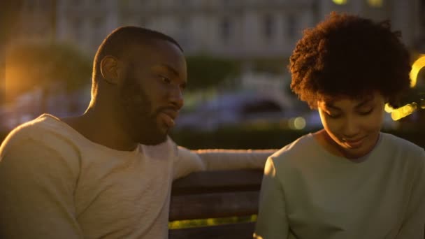 Casal Abraçando Banco Parque Crepúsculo Momentos Românticos Relações Perfeitas — Vídeo de Stock