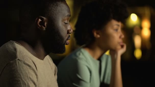 Mladý Muž Omlouvat Přítelkyni Tvrdí Pár Noční Městské Ulice Konflikt — Stock video