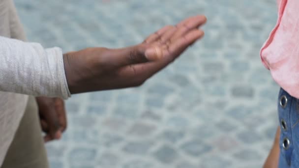 Stosunki Rasy Mieszanej Afro Amerykańskiej Człowiek Głaszcząc Ręce Kaukaski Kobieta — Wideo stockowe