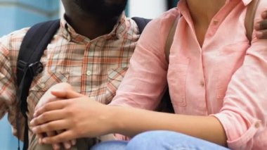 Kampüs, kucaklayan şaka, iyi zaman merdivenlerde oturan birlikte mutlu öğrenciler