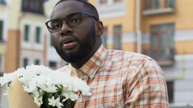 Bayan açık havada, ayrılık ile boşa çıkarmak için bekleyen Afro-Amerikan adam üzgün