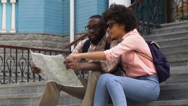 Verloren Der Stadt Paar Sitzt Auf Der Treppe Blick Auf — Stockvideo