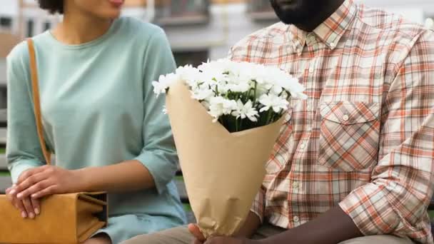 男性女性 植物誌研究ギフト 気持が良い驚きに花の花束を与えること — ストック動画