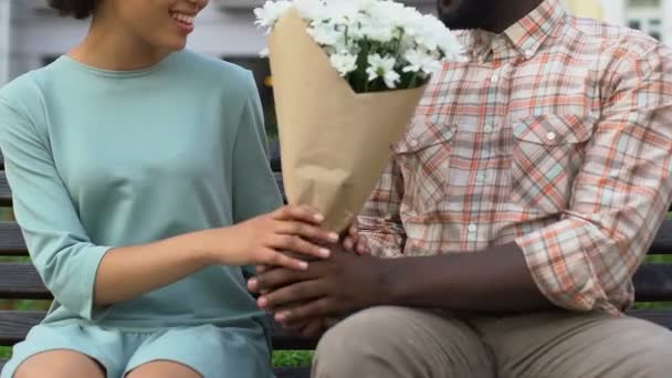 Plachý Muž Dávat Květiny Krásnou Dívku Příjemným Dárkem Prvním Rande — Stock video