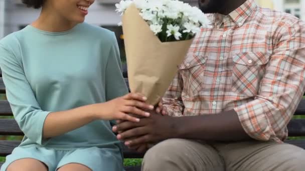 Hombre Tímido Dando Flores Hermosa Chica Regalo Agradable Primera Cita — Vídeo de stock