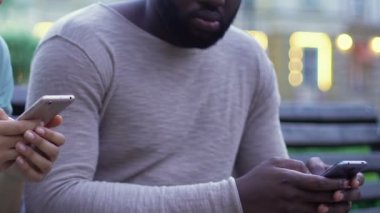 Afro-Amerikan çift smartphones, gerçek iletişim, bağımlılığı görmezden kullanarak