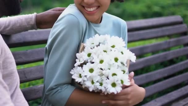 Atrakcyjna Dziewczyna Wdzięczny Chłopaka Bukiet Kwiatów Miłe Zaskoczenie — Wideo stockowe