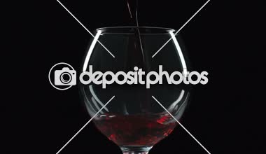 Yavaş yavaş kırmızı şarap cam, İçecek tatma, pahalı içki dökülen sommelier