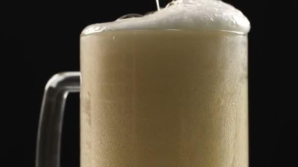 白泡グラスに注ぐビールの泡の上を流れる クラフト ビール醸造所 アルコール — ストック動画