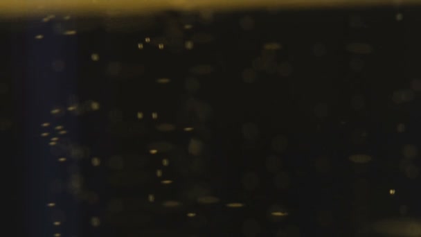 Bulles d'air Champagne coulant dans le verre, processus de brassage, vin mousseux 