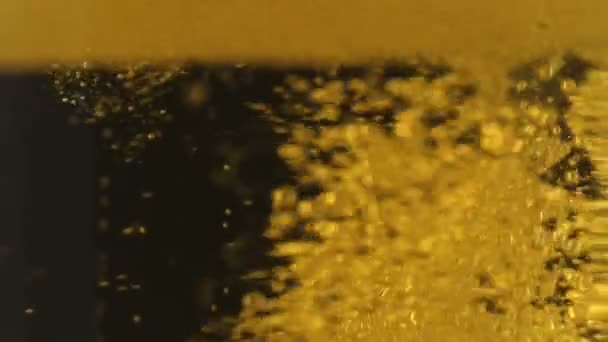 Cidre léger frais versé dans du verre gros plan, dégustation, fermentation des boissons 