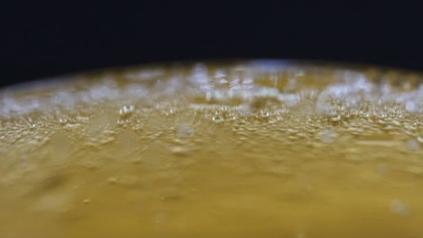 Taze Bira Kafeler Bira Endüstrisi Içme Cam Yükselen Hava Kabarcıkları — Stok video