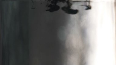 Siyah renk yayılan su, çevre kirliliği, endüstriyel çöp altında