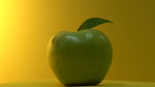 Verse Groene Appel Draaien Tafel Geselecteerde Fruit Voor Productie Van — Stockvideo
