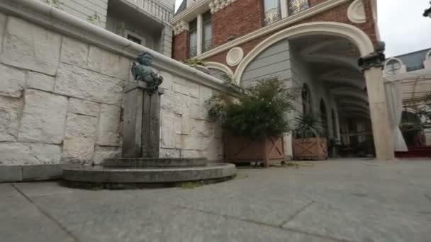 Kadın Batum Meydanı Eski Şehir Mimarisi Tarih Sanat Altın Heykeli — Stok video