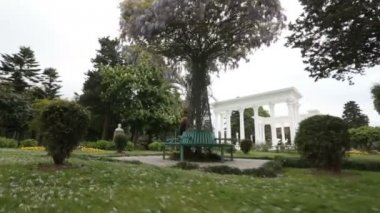 Kadında rahatlatıcı yaz Batum park, yeşil ağaçlar ve çiçekler şehir bahçe