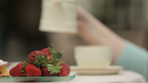 Vrouw Gieten Van Thee Cup Ontspannen Het Buitencafé Aardbeien Plaat — Stockvideo