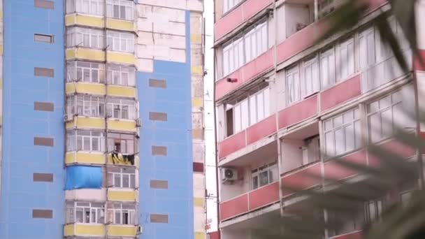 Edificio Dormitorio Exterior Arquitectura Postsoviética Pobreza Decadencia Batumi — Vídeo de stock