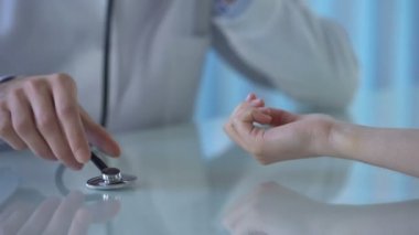 Eller erkek doktor Bayan hasta hastanede kan basıncı ölçme