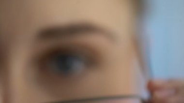 Kadın seçerek gözlük lens, vizyon üzerinden temizlemek için optometri bulanık geliştirir