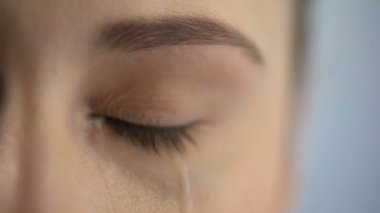 Mutsuz kadın kamera, yalnızlık ve depresyon, ayrılık önünde ağlıyor