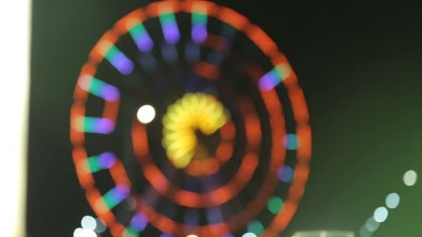 点燃的巴统摩天轮 从酒吧窗口观看 美丽的城市夜景 — 图库视频影像
