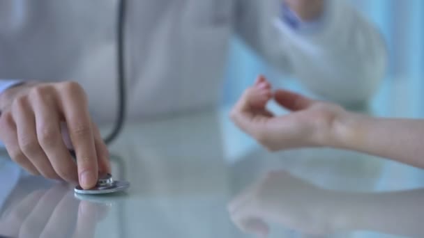 Médico Profesional Masculino Que Mide Presión Arterial Del Paciente Femenino — Vídeo de stock