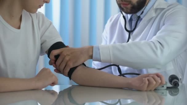 Mužský Terapeut Měření Krevního Tlaku Mladá Žena Zdravotnictví Lékařství — Stock video