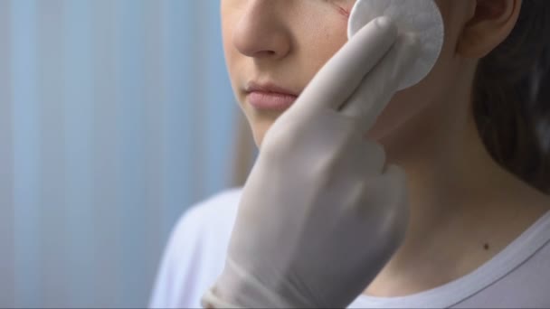 Arzt Behandelt Wunde Weiblichen Gesicht Mit Schwamm Narben Und Behandlung — Stockvideo