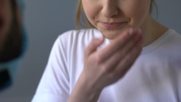 Mujer Con Inflamación Las Glándulas Tos Durante Examen Otorrinolaringólogo Primer — Vídeos de Stock